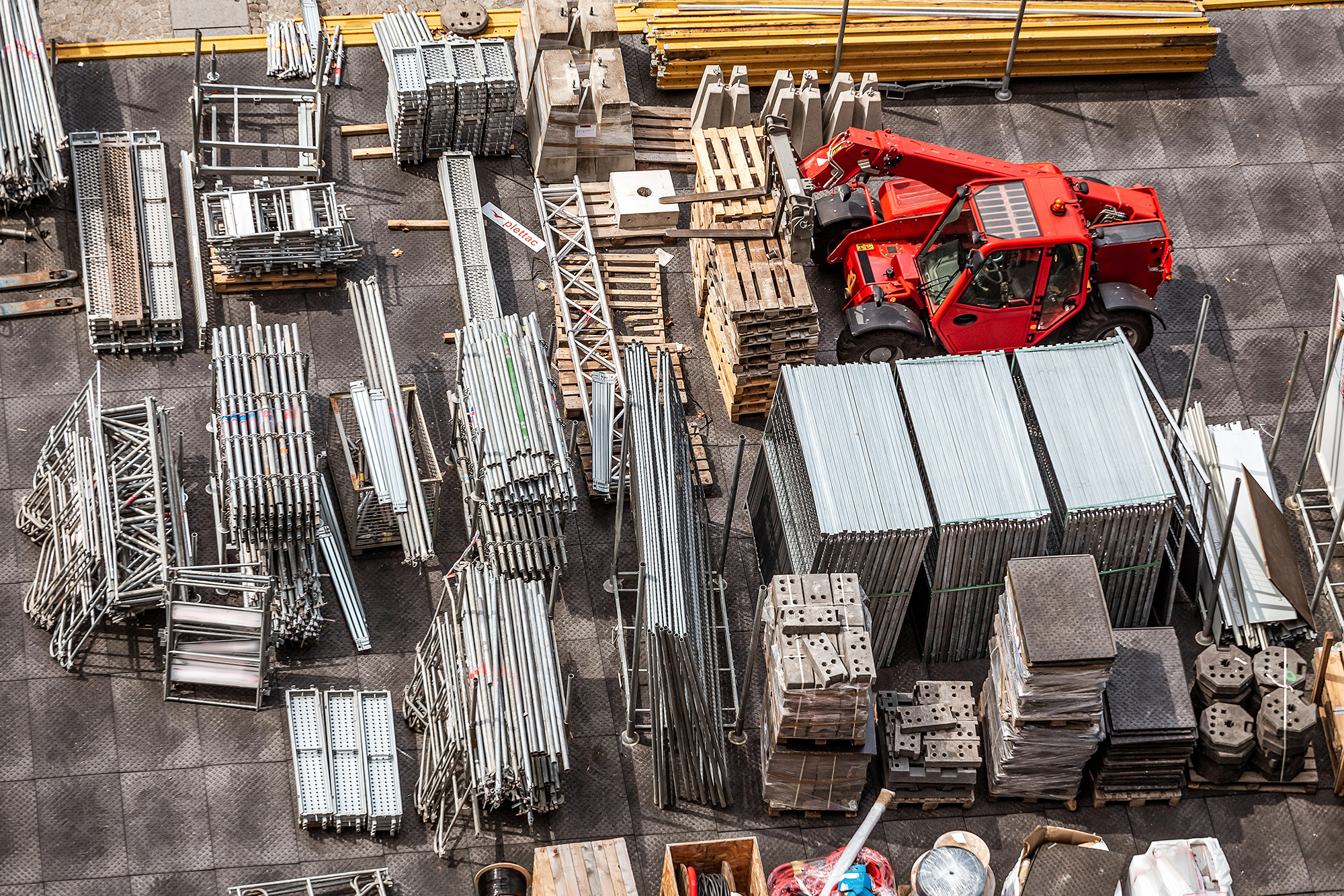 Construction Industry Trends to Watch: Aerial view of construction site with iron scuffolders