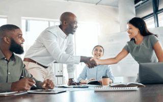In today’s fast-evolving job market, flexible compensation is redefining how companies attract and retain talent. Traditional pay structures, once seen as stable and predictable, are now losing appeal, particularly among younger professionals who prioritize personalized benefits over rigid salary scales. While flexible compensation models have gradually emerged since the early 2000s, the post-pandemic work era has rapidly accelerated their adoption—driven by shifting workforce expectations, economic volatility, and the rise of remote work and gig employment.
